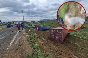 Volcadura de tráiler en Tepetlaoxtoc dejó un operador fallecido.