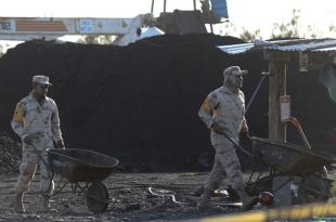 Familiares de los mineros mencionaron que las autoridades les ofrecieron una indemnización, pero se niegan a aceptarla antes del rescate.