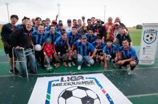 Integrantes del equipo Lagartos celebran el campeonato de la Liga Mexiquense de Futbol A.C.