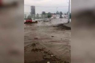 Vecinos de la comunidad de San Martín Cuautlalpan fueron testigos de la fuerza de la corriente de agua.