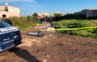 Dejan cuerpo encobijado en camino de terracería de Tecámac