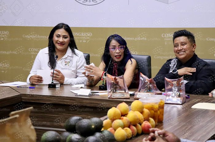 La diputada Angélica Pérez Cerón y la presidenta municipal Ahimelec Villa Peña, durante la presentación del Festival del Durazno 2026 en el Congreso del Estado de México.