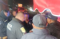 Paramédicos del Servicio de Urgencias del Estado de México trasladaron a la adolescente a un hospital para su valoración médica.