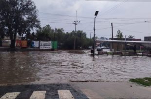 La intensa lluvia registrada este miércoles provocó inundaciones y severos encharcamientos sobre la avenida Tuxpan.