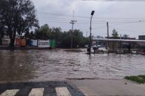 La intensa lluvia registrada este miércoles provocó inundaciones y severos encharcamientos sobre la avenida Tuxpan.