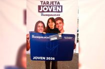 Una joven beneficiaria recibe la Tarjeta Joven 2026, programa mediante el cual el Gobierno de Huixquilucan otorgará apoyos económicos a más de mil 300 personas de entre 18 y 29 años.