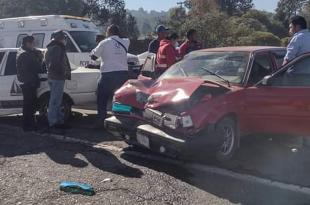 El choque ocurrió la mañana de este lunes en la carretera Toluca-Zitácuaro, a la altura del sitio conocido como "El Momento".