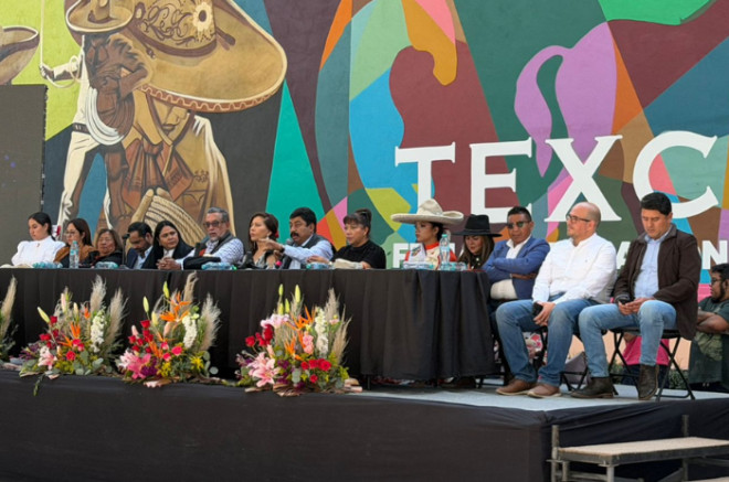 Autoridades municipales y el Patronato durante la presentación oficial del cartel de la Feria Internacional del Caballo Texcoco 2026