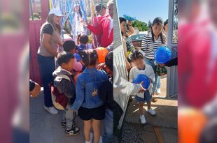 Entrega de pelotas en escuelas de Villa Victoria reunió a estudiantes, docentes y familias durante la celebración del Día del Niño.