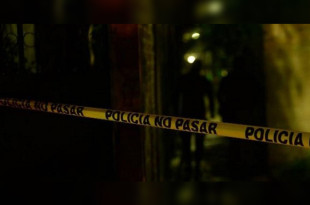 El cómplice, al ver a su compañero herido, permaneció junto a él suplicándole que resistiera, mientras intentaba reanimarlo.