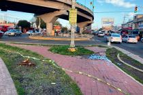 Un vehículo tipo Chevy salió de la carretera, subió al camellón y terminó chocando contra el poste de la cámara de video vigilancia