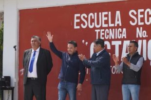 El presidente municipal de Calimaya, Omar Sánchez Velázquez, presentó la obra del nuevo arcotecho en la Escuela Secundaria Técnica 169 “Octavio Paz”.