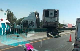 A la altura de la salida a Zumpango, otro tráiler no logró frenar y se impactó contra una pipa y a su vez con un auto particular