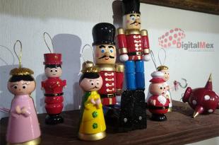 Artesanos del municipio de San Antonio la Isla, realizan esferas y figuras de madera con temática navideña "a la mexicana"
