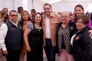El alcalde de Toluca convivió con trabajadoras sindicalizadas durante un desayuno por el Día de las Madres y destacó su papel en el funcionamiento del municipio.