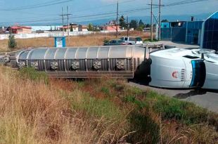 El conductor perdió el control al descender por un puente la tarde de este martes.