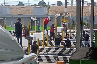 Normalistas toman caseta El Dorado