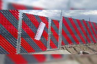 En el inmueble se pueden apreciar los sellos de suspensión que fueron colocados sobre la malla ciclónica donde se pretende instalar la gasera.