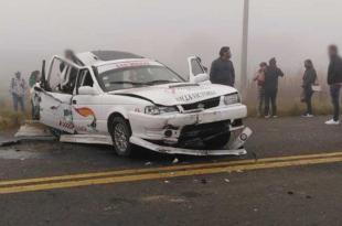 Cinco vehículos, cuatro de ellos Nissan tipo Tsuru