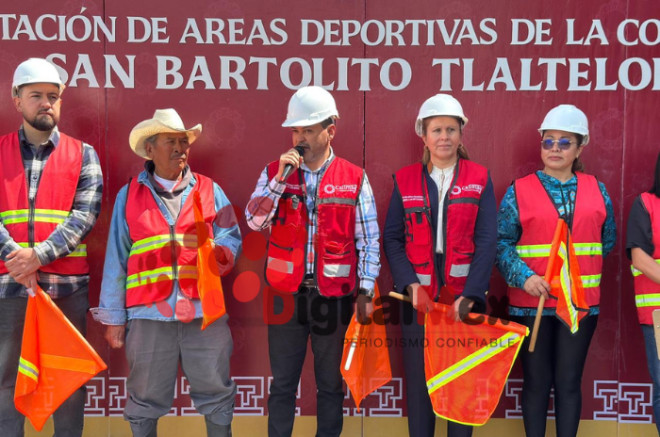 Omar Sánchez Velázquez durante el arranque de obras