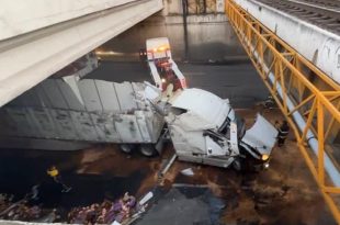 El accidente esparció la carga sobre el asfalto y provocó severas afectaciones viales sin personas lesionadas