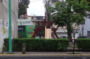 La víctima tenía un lazo alrededor del cuello y lo ubicaron sobre Avenida 5 de Mayo.