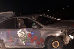 El accidente dejó varios heridos y daños materiales.