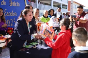 Durante el evento, la alcaldesa entregó Paquetes de Útiles Escolares del Bienestar a los estudiantes de la Primaria "Guadalupe Victoria".