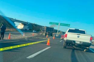 Automovilistas llamaron a la policía al detectar los restos humanos en la autopista.