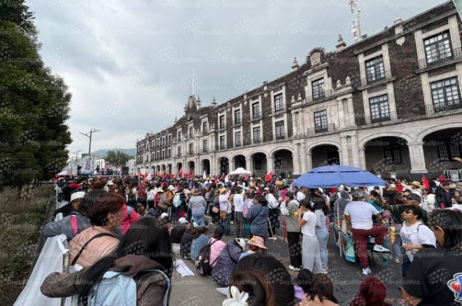 Integrantes del Movimiento Antorchista marcharon por calles del centro de Toluca y realizaron un mitin frente al Palacio de Gobierno.