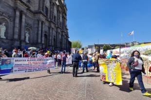 Integrantes de Presunción de Inocencia iniciaron un plantón en la plaza González Arratia.
