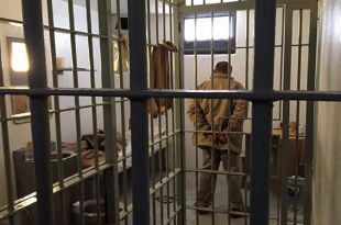 Entre varias irregularidades, denunció que no le permiten a "El Chapo" hablar en español o con otros internos en la cárcel.