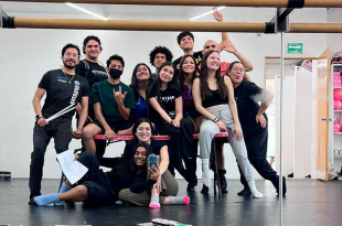 Esta versión, autorizada por Music Theatre International, conserva la fuerza del original con ajustes educativos, y relata la vida de jóvenes artistas en el Nueva York de los 90.
