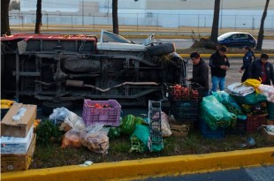 El conductor perdió el control de la unidad, lo que derivó en la volcadura.