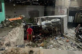 Los hechos se registraron en la parte alta de la colonia San Mateo Nopala, cuando un camión tipo tortón se quedó sin frenos y terminó golpeando los inmuebles.
