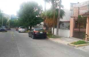 Dejan cadáver dentro de un vehículo en calles de Naucalpan