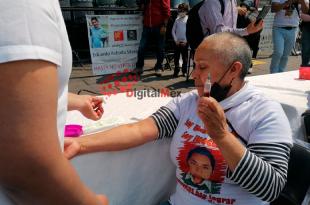 Inconformes colocaron mesas y se extrajeron sangre para escribir con ella la palabra LIBERTAD.