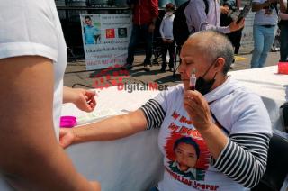 Inconformes colocaron mesas y se extrajeron sangre para escribir con ella la palabra LIBERTAD.