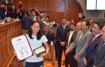 Entregan diputados reconocimiento a medallista "Lupita González"
