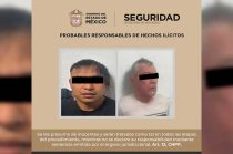 La policía aseguró un arma larga durante la revisión de los sospechosos