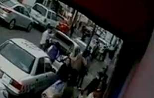 Presuntamente, una mujer y un menor, habrían huido luego de participar, junto con otras personas, en un asalto a un negocio