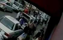 Presuntamente, una mujer y un menor, habrían huido luego de participar, junto con otras personas, en un asalto a un negocio