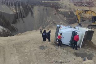 El cuerpo del hombre quedó en el costado izquierdo del camión de la marca Dina, tipo volteo, de color blanco