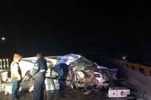 El conductor de una camioneta cargada perdió el control y chocó contra la base de un puente vehicular.