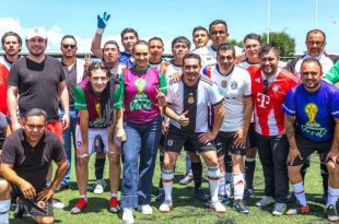 Erika Olea de la Torre dio la patada inaugural del Mundialito Verde en Tianguistenco.