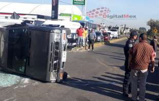 La camioneta color gris quedó recostada sobre un de sus costados sobre los carriles de la vialidad