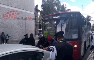 '¡Bájate cabr..! Así inicia riña entre chofer y conductor en #Toluca