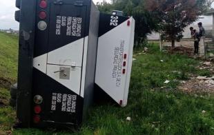 El accidente se dio sobre el kilómetro 21 , el conductor perdió el control del vehículo, salió de la carretera y quedó volcado sobre uno de sus costados.