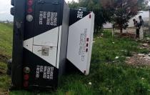 El accidente se dio sobre el kilómetro 21 , el conductor perdió el control del vehículo, salió de la carretera y quedó volcado sobre uno de sus costados.
