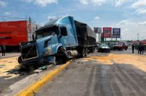 Un tráiler perdió el control sobre Paseo Tollocan, frente a la Clínica 220 del IMSS, lo que provocó un derrame de combustible y la movilización de cuerpos de emergencia.